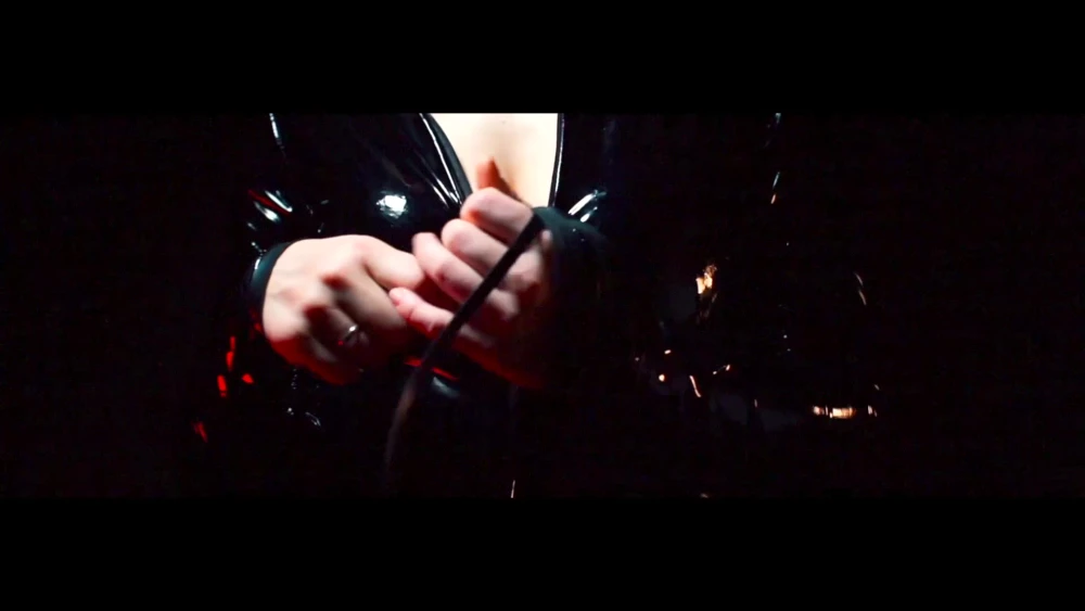 Gas-Masken-Sklave Selbst-Folter – Nippel-Klammern, Schwanz-Gewichte, Kreuz: Ansehen auf EroticOnly.DE